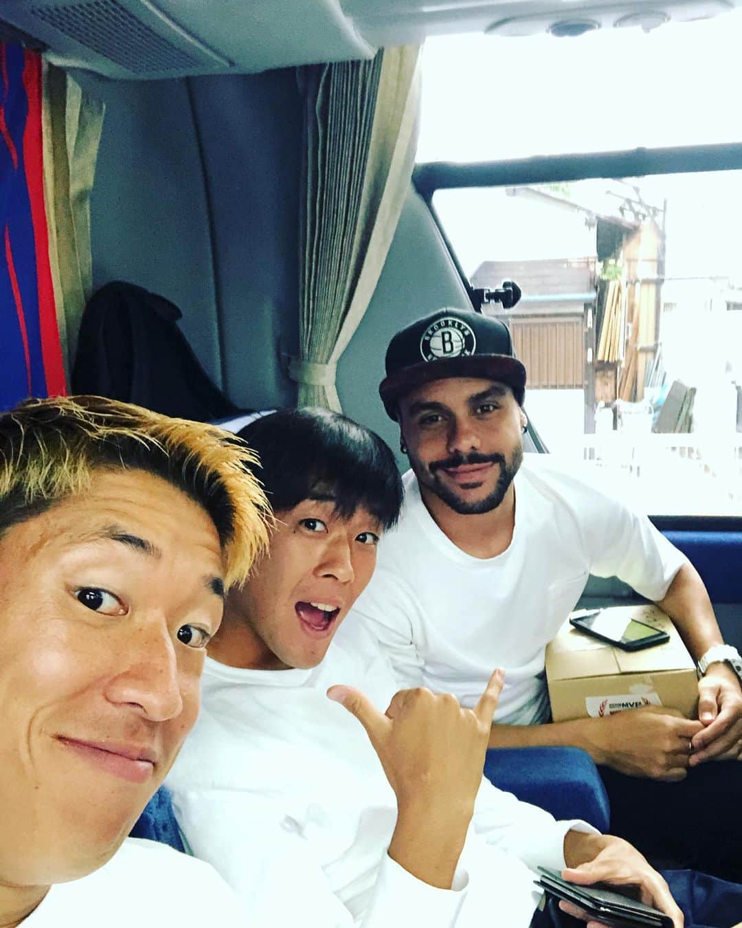 林彰洋のインスタグラム：「ナイス勝利💪 ナイスVamo bas最終ライン👍 #vsコンサドーレ札幌 #victory #neverwalkalone #バス最終ライン🚍 #fctokyo @diegoqoliveira  @kiichi.23  @aki_hayashi0507」