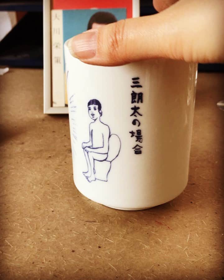 のインスタグラム：「札幌パルコ30周年記念湯のみ。 30年、裸で用を足し続ける男で年月の重みを表現したアート作品。 #五月女ケイ子#2005#archives  #keikosootome #断捨離#illustration」