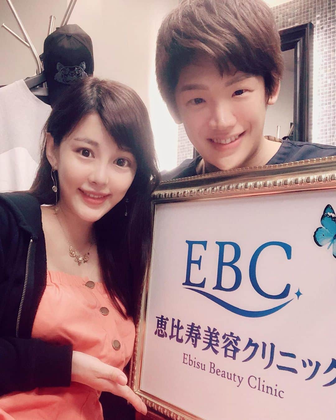 美馬怜子のインスタグラム：「睡眠不足が続いていて、目の下にクマが😂💦 ということで、ずっと気になっていた炭酸ガス治療を受けてきました！ 治療時間はたったの3分くらい🤗💕 なんと妊娠線にも効果があるそうで、妊婦さんに朗報です❤️ 堀江先生ありがとうございました✨ . #産後1カ月 #睡眠不足 #目の下のクマ #気になりすぎて眠れない #睡眠不足の負のループ #炭酸ガス治療 #妊娠線治療 #恵比寿美容クリニック @horie_yoshiaki @ebisu_beauty_clinic」