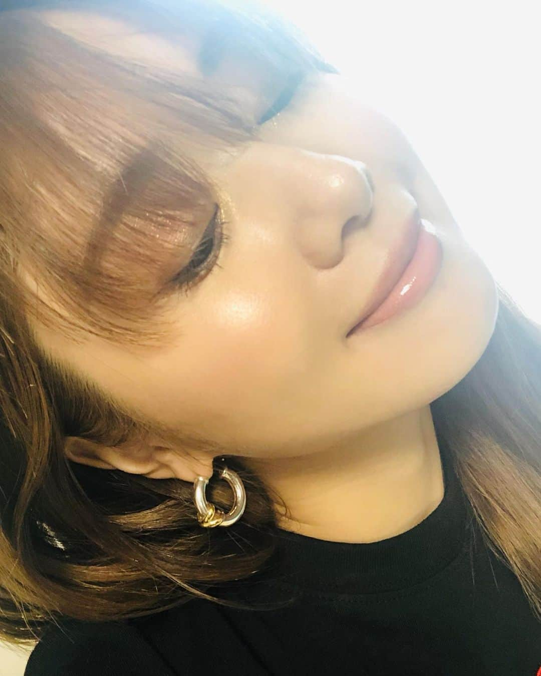 一木美里さんのインスタグラム写真 - (一木美里Instagram)「最近の夏っぽメイク☀️ コスメ💄 .  シャドウ: アイホール @jillstuartbeauty アイコニックルックアイシャドウG306 目頭 @fentybeauty trophywife . チーク @maccosmeticsjapan WARMSOUL  リップは久しぶりにヌーディ系❤︎ addiction リップクレヨン 004➕リップグロスピュア012です🥰 _ _ _ #beauty#instabeauty#fentybeauty#コスメ#ビューティ#フェンティビューティ#夏メイク」5月18日 17時35分 - misato_ichiki