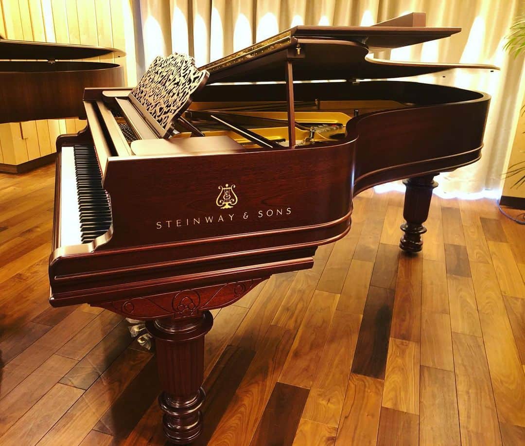 森本麻衣のインスタグラム：「I love this steinway😉❣️ 6/16は このスタインウェイで 弾こうと思って...💕 . ピアノは お値段より、 音の好みや相性やサイズなどが大切🍀 . だけど、 お値段のご質問を頂くことがあるので書きます🖋 . こちらのピアノは 4000万円+税🎹 スタインウェイ&サンズ東京にありますよ💐 . 以前に載せていた、 私が弾いている写真（ピアノは知人が所有）、同じ仕様の黒の大きいフルコンサートグランドピアノは5000万円+税✨ すごい！ . . . . . . #steinway#steinwayandsonstokyo#steinwayandsons#maimorimoto#concert#piano#pianosolo#grandpiano#tokyo#tennozu#pianist#🎹 #森本麻衣#ピアノ#ピアニスト#コンサート#ピアノコンサート#スタインウェイ#スタインウェイアンドサンズ東京 #告知#0616」