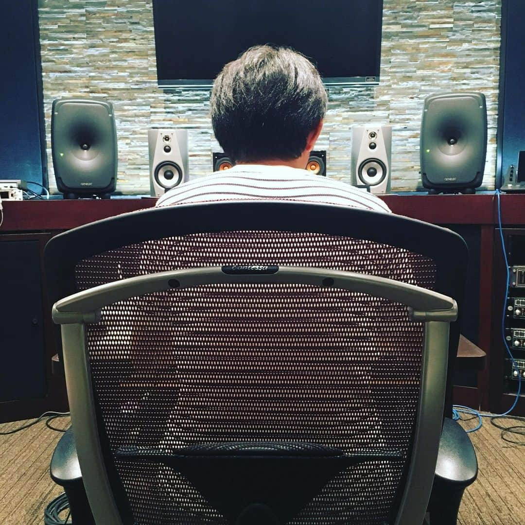 Shinnosukeさんのインスタグラム写真 - (ShinnosukeInstagram)「長い1日。遠藤さん頑張ってくれてまーす。  #studio #mixdown #trackdown #engineer #がんばれー」5月18日 17時29分 - shinscapade