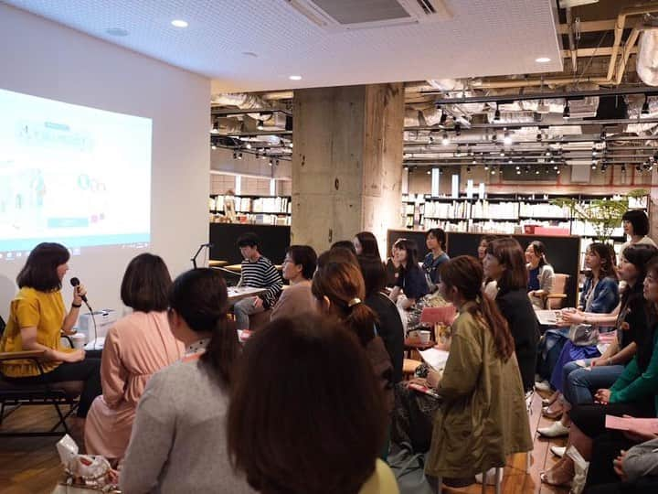 進藤やす子さんのインスタグラム写真 - (進藤やす子Instagram)「おかげさまで、一昨日16日のイベントは定員以上の方に来場いただき満員御礼✨ . 読者の方々と素敵な時間と空間を共有できて幸せでした😊 . イラストデモンストレーションは初の試みだったんですが、次回はラフ画や線画を描くところからもしてみたいと思ってます。インスタの投稿に動画をアップするとか。ライブも描いてる時に質問に答えられなくていいならアリかな？ . またサインをしている間にも皆さん色々話しかけてくださって、 次回作を楽しみにした初めての方です、とか 大学生の頃から読んでます、とか 影響を受けてカジュアルな服を着るようになりました、とか 中央線沿線に住んでるので阿佐ヶ谷行きます、とか 立川よく行きます などなど！ なっちゃん🐼やふうちゃん🐼のこと話してくださる方もいて もう全部全部嬉しかったです。 . また、ファッションの本は今までのようなペースでは描かないかも という気持ちにも、 描きたくなるのを待ってます と言ってくださったり、旅やカルチャー系のことも含めて描いていきたい意向を応援したいと言ってくださったり。 なんていうか、ご褒美のような時間でした。 . あらためて、貴重な時間を割いて足を運んでいただいた読者の皆さん、素敵な場所を提供していただいた文喫さん @bunkitsu_roppongi 、ご協力いただいた宝島社編集部さん にお礼申し上げます。本当にありがとうございました✨ . . 新刊のタイトル #大人の着こなしルール か #進藤やす子 のタグをつけてpostしていただいた方のところには、この週末覗き👀にいきますので 新刊の感想やイベントでやってほしいことなどありましたら書いておいでくださいませ〜〜😆 . . . #新刊 #著書 #イベント #文喫 #文喫六本木 #イラスト #イラストレーター」5月18日 17時30分 - yasukoshindo