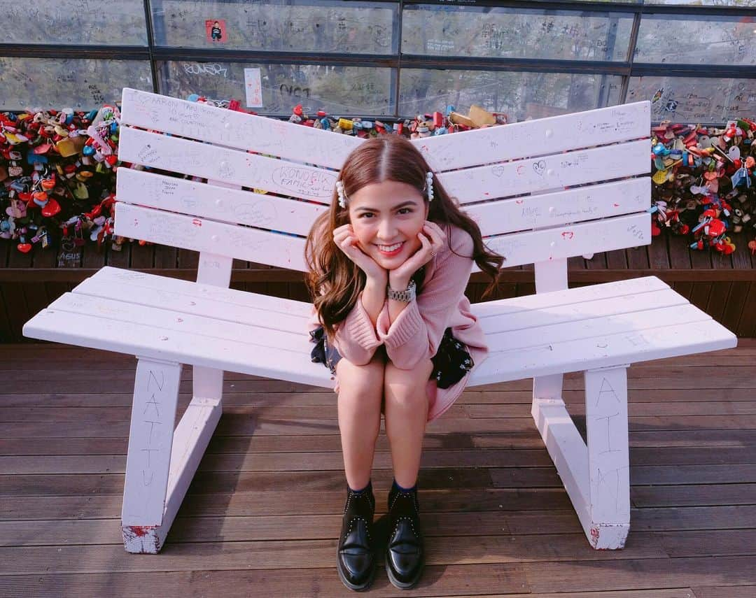 Alexa Ilacadさんのインスタグラム写真 - (Alexa IlacadInstagram)「Patiently waiting for my SEOUL-mate 🥰✌🏻💓 #lovelocks #namsantower #seoul #korea @aerialtravelandtours08 #fujifilmxalexa #fujifilmphlifestyle #fujifilmxa5」5月18日 17時31分 - alexailacad