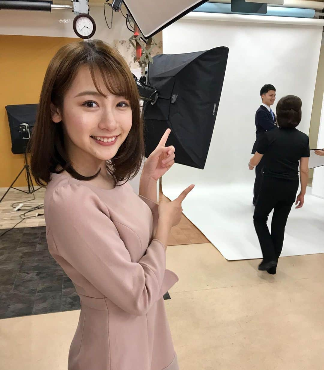 南海放送さんのインスタグラム写真 - (南海放送Instagram)「写真館アニバーサリーさんにて #青木美奈実 アナ #小川貴弘 アナ 写真撮影✨☺️ いい写真が撮れました😆  笑顔って難しいですね🤣 と小川アナが嘆いてました。。笑  #アナウンサー #写真撮影 #笑顔が難しい #笑顔が可愛い」5月18日 17時32分 - nankaihoso_rnb