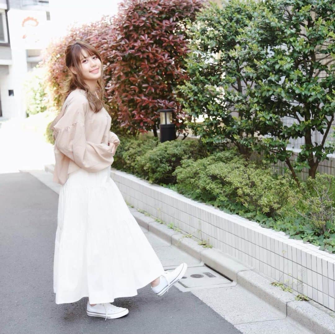 のインスタグラム：「ゆるコーデ👕  #make#fashionphoto　 #model#casual #fashiongram#fashionpost #fashionsnap#style#code　 #モデル#撮影#春メイク#ファッション#ファッションコーデ#ファッション好き#ファッションスナップ#毎日コーデ#トレンドファッション#メイク#ロングスカート#ヘアスタイル#ヘアアレンジ#ハーフアップ#スニーカー#カジュアルコーデ#春コーデ#sango#nofall #みすみコーデ」