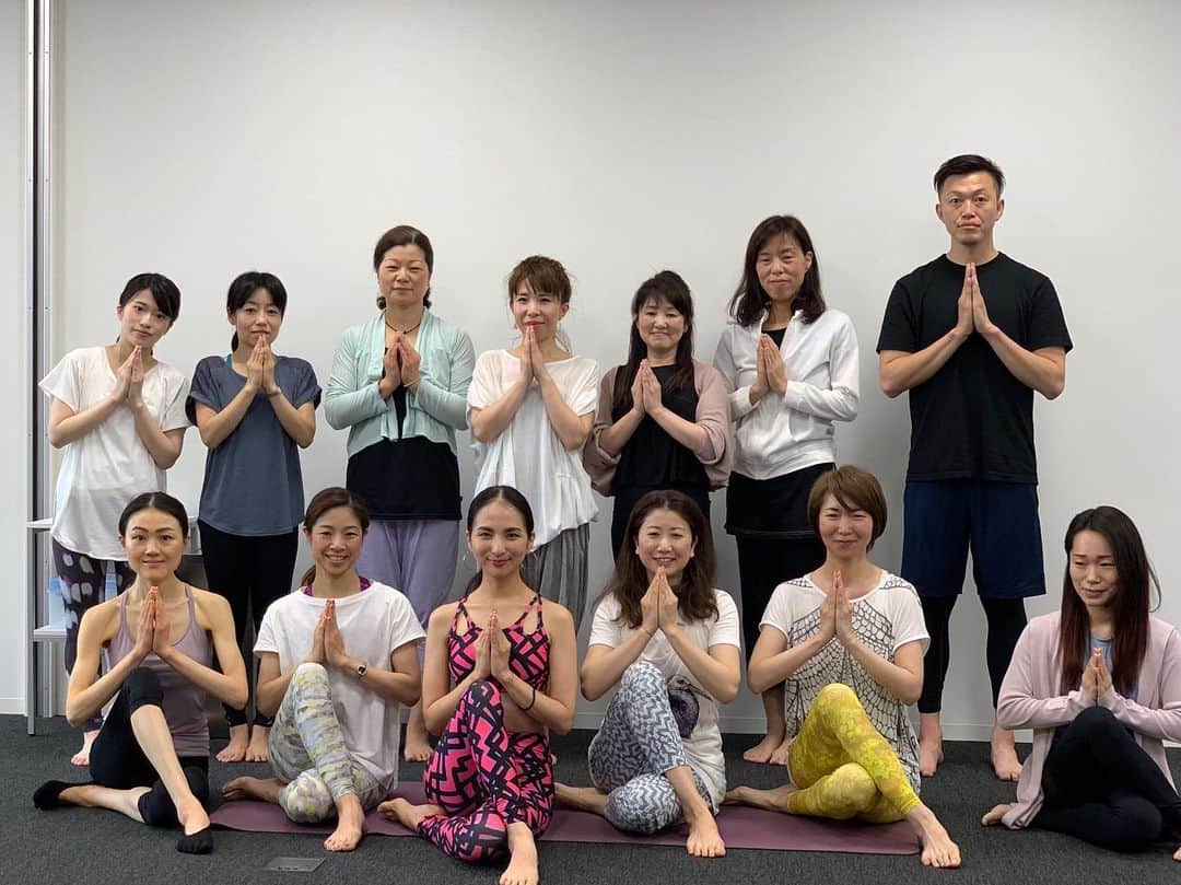 のインスタグラム：「Well be field イベント in JR名古屋高島屋ゲートタワー (supported by @yogajournal_japan ) は満員御礼ののち無事終了しました！ ご参加頂きました皆様、ありがとうございます🙏 ・ ※JR名古屋高島屋では、Well be field 開催中📢 5/21まで様々なヨガブランド商品がご覧頂けます❣️ ・ ・ #芥川舞子  #美と健康をキープするハタヨガ #wellbefield #ジェイアール名古屋タカシマヤ」