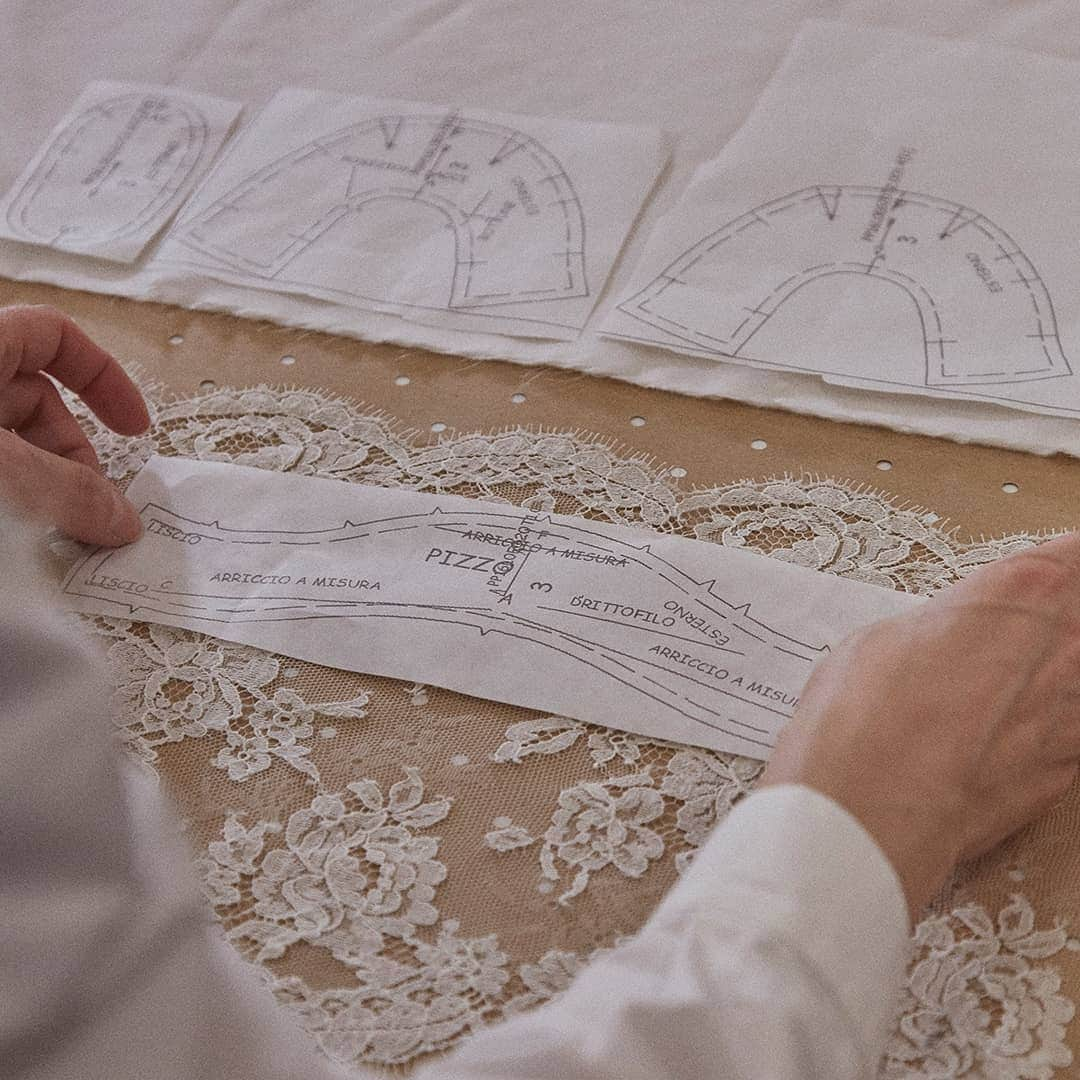 ドルチェ&ガッバーナさんのインスタグラム写真 - (ドルチェ&ガッバーナInstagram)「White lace of the finest quality is cut out in precise pieces, following exact measurements.  #DGFattoAMano #DGBambino」5月18日 17時38分 - dolcegabbana