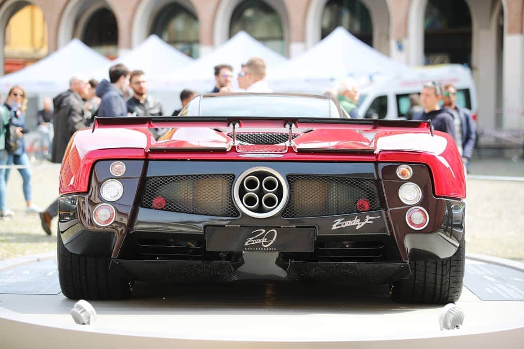 パガーニ・アウトモビリのインスタグラム：「Can't take the eyes off the Red Dubai of the Zonda F!  #MotorValleyFest #pagani #zonda #zondaf #zonda20 #zonda20anniversary #zondacollection」