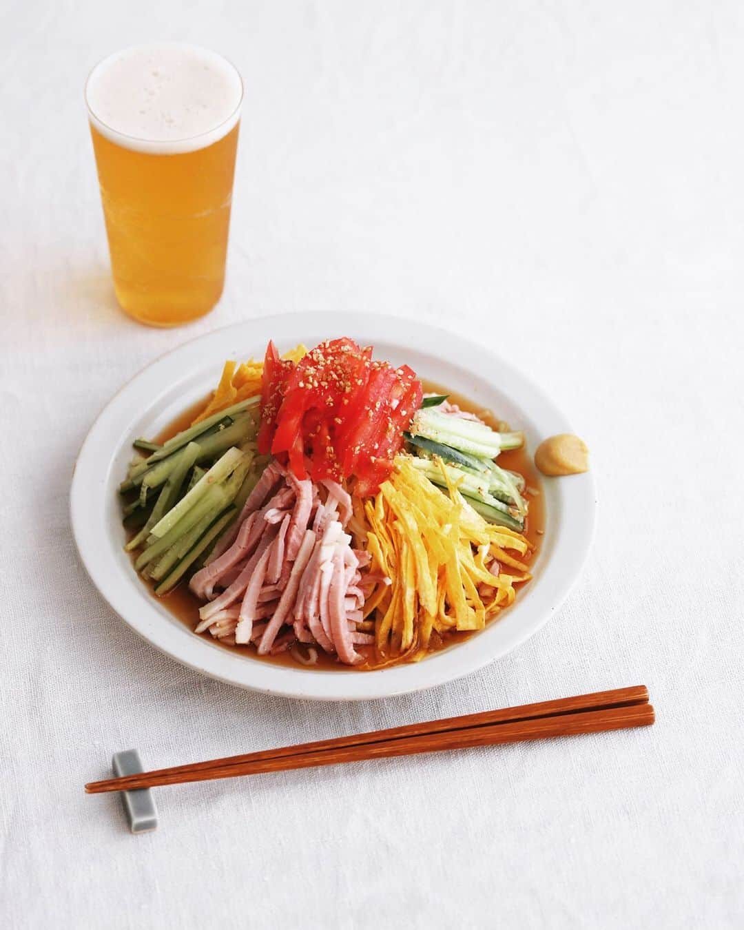 樋口正樹さんのインスタグラム写真 - (樋口正樹Instagram)「hiyashi chuka . 冷やし中華はじめ。 甘酢醤油のタレに 具はハム、トマト、 きゅうり、錦糸卵、 普通なトッピング。 . . #冷やし中華 #冷やし中華はじめました #夏麺 #樋口さんちで麺類 #hiyashichuka #coldchinesenoodles」5月18日 17時41分 - higuccini