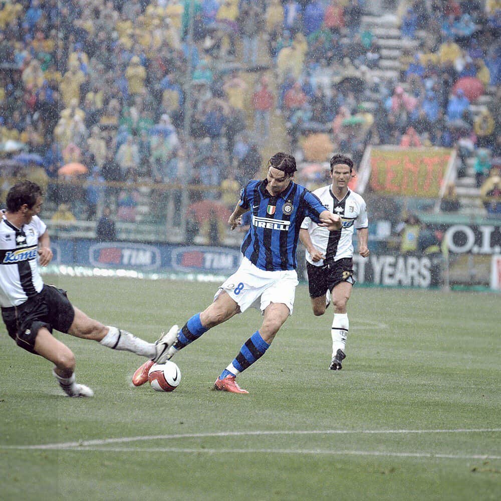 インテルナツィオナーレ・ミラノさんのインスタグラム写真 - (インテルナツィオナーレ・ミラノInstagram)「#ONTHISDAY - #PARMAINTER 0-2 🏆🥇🇮🇹 #Scudetto no.16! What do you remember from that match? #Inter #ForzaInter #InterForever #Ibrahimovic #Ibra #Legend #Memories #Goal #Celebration #Trophy #Champions #Football #Italy」5月18日 17時46分 - inter
