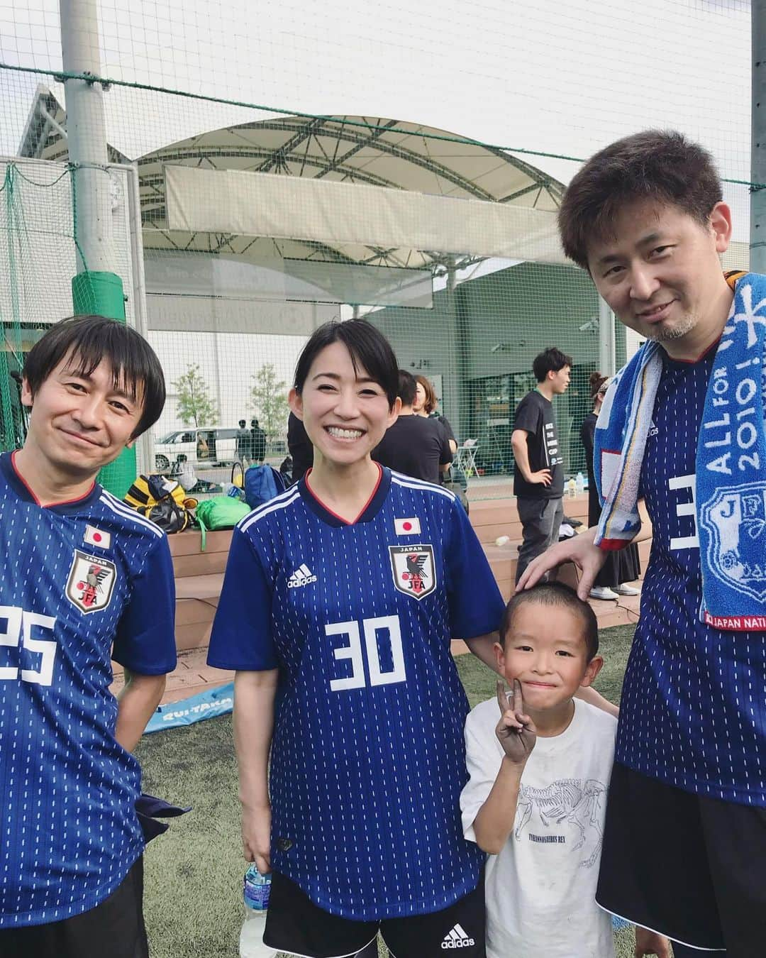 川田希さんのインスタグラム写真 - (川田希Instagram)「久しぶりのフットサル⚽️ 友達のチームに混ざって大会に参加！ 大会って初めてかも。 惜しくも準優勝でしたが、楽しかった‼️ 同い年3人と、遊びすぎて手が真っ黒の丸刈りくん。」5月18日 17時48分 - nozomikawata