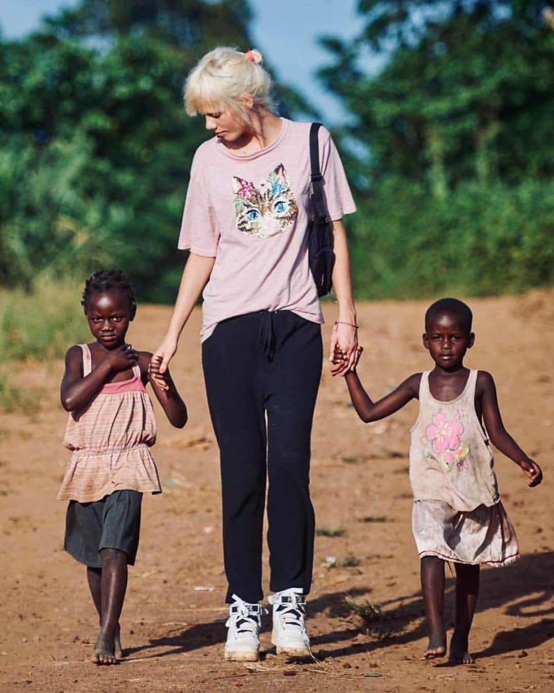 マリヤン・ジョンクマンのインスタグラム：「NO CHILD SHOULD GROW UP ALONE ❤️ @sos_childrens_villages @soskinderdorpen」