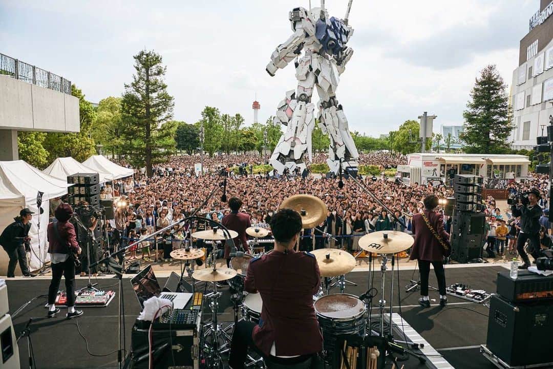 Official髭男dismさんのインスタグラム写真 - (Official髭男dismInstagram)「「Pretender」 Release Free Live @ Divercity Tokyo Plaza  Thank you for coming!  Photo by @seiya_uehara」5月18日 17時50分 - officialhigedandism
