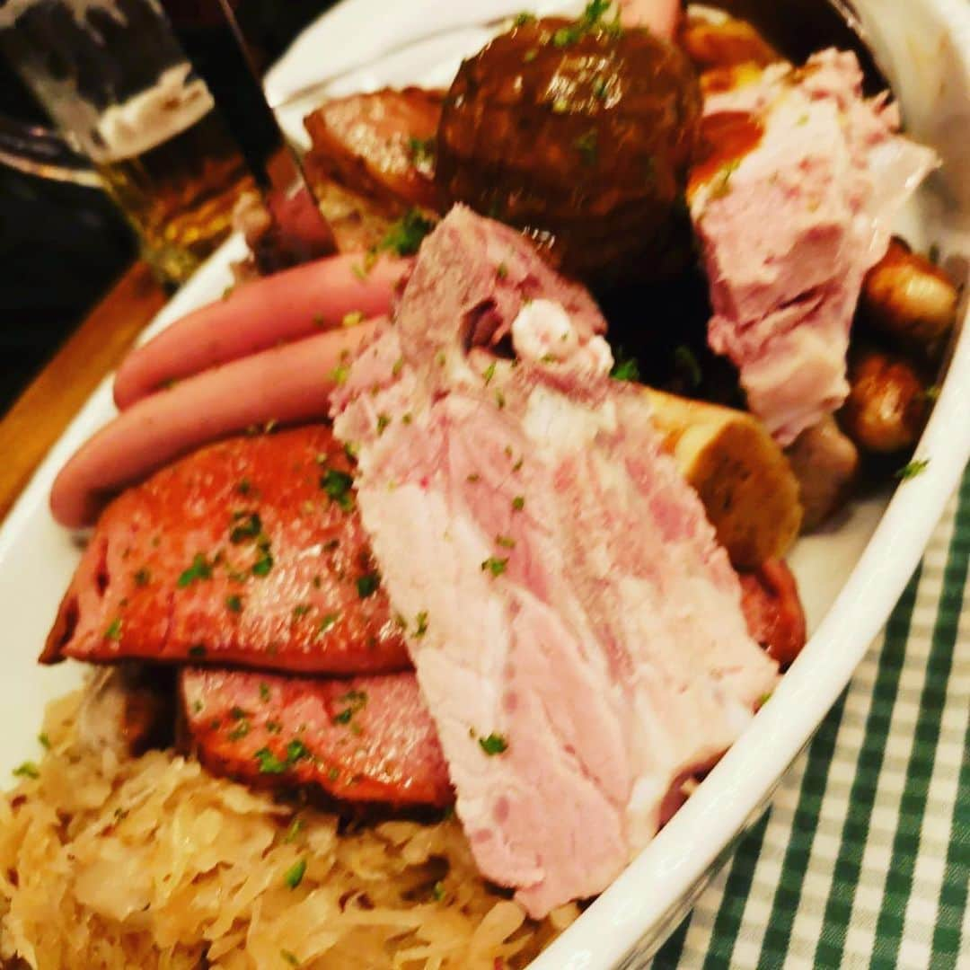 Ms.OOJAさんのインスタグラム写真 - (Ms.OOJAInstagram)「最後の国はドイツ🇩🇪フランクフルト！ . ドイツと言えばビール🍺🍺🍺 クラフトビールが本当美味しくて感動✨✨😍 . ソーセージ、ジャーマンポテト、お肉のかたまり、ザワークラウト、カツレツ、 パンチの効いた料理がまたビールに合う！！ . りんごワイン、いわゆるシードルも飲みやすくて✨✨ . 本当飲みすぎ注意！ . でもドイツ人は、お酒が強い人が多いらしく、朝からビール、ランチにビール、なんてのも当たり前なんですって。 なんて羨ましいw . BSスカパー! 無料放送 JTBpresents 髙田延彦の王様の冒険 6月1日から毎週土曜日9:00〜9:30 4回放送 今回の旅はスペイン→フランス→モナコ→ドイツのヨーロッパ周遊 ゲスト Ms.OOJA  #髙田延彦 #msooja #王様の冒険 #bsスカパー #旅番組 #ヨーロッパ旅行 #ヨーロッパ周遊 #jtb #ランドクルーズ #ランドクルーズjtb #海外旅行 #海外ロケ #楽しい旅 #旅好き #スペイン #バルセロナ #フランス #ニーズ #モナコ #ドイツ #フランクフルト」5月18日 17時51分 - msoojafaith