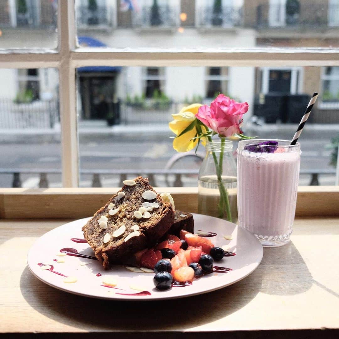 KUNIKAのインスタグラム：「Banana bread with berry and berry smoothie 🍓﻿ Slow breakfast of one day ... ﻿ ﻿ ロンドン、まだまだ寒い... 早く暖かくなってほしいな」