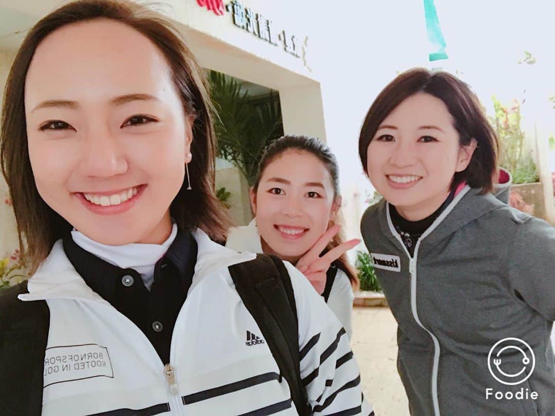 川満陽香理のインスタグラム：「去年の2月の写真。 あゆみちゃん、びっくりだよ。 まさかこんなことがおこるなんて、 人知れず闘っていたなんて。 強いねあゆみちゃん。 あゆみちゃんのことを思い出すと、いつも明るくて、バカやったりふざけたりお茶目でみんなを笑わせてくれて。 忘れないよ。  よしみさんも書いてたけど、 本当に教えてもらったことが多いと思う。 ゴルフやって練習して日常で、少し気になっても病院に足が遠のいちゃう。 健康でゴルフができて、むしろゴルフで悩むことがあってもそれは幸せなことだってことだね。 毎日感謝して、小さなことでも周りの人も自分のことも大切に、生きていこうと改めて思った！！」