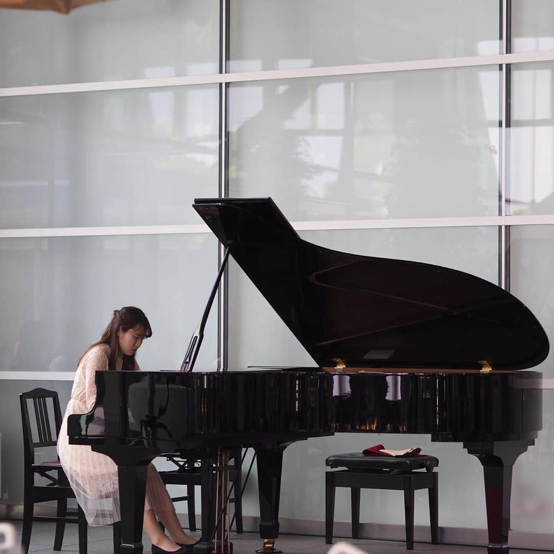 福岡女子短期大学さんのインスタグラム写真 - (福岡女子短期大学Instagram)「@音楽科 こんにちは、福岡女子短期大学 です。 昨日は九州国立博物館 1階カフェスペースにて「きゅーはくカフェコンサート」を開催しました🎶 . 「カフェコンサート」では、音楽科2年生・専攻科(音楽専攻)学生が、ピアノ演奏、フルートの二重奏、声楽、ピアノ連弾を披露いたしました🎹 . 14時・15時の2回開催しましたが、いずれも約50名の方にご来場いただきました。お楽しみいただき、ありがとうございました😌😌😌 . #福岡女子短期大学 #福女短 #音楽科 #福岡女子短期大学音楽科 #コンサート #フルート演奏  #九州国立博物館 #音楽好きな人と繋がりたい #ピアノ #ピアニスト #カフェコンサート  #ピアノ演奏 #ピアノ好きな人と繋がりたい #クラシック音楽 #クラシック #フルート #声楽 #連弾 #音大生 #音楽学部 #音大 #ドレス #進路 #👗 #女子力 #女子力アップ #写真で伝えたい私の世界 #ベストショット #私が紡ぐ物語  #その瞬間に物語を . ========[ 資料請求 ]======== ． 新しい福岡女子短期大学の資料請求（2020大学案内）を無料送付中です。本学ホームページからお気軽に申し込みください。 . 子ども学科/健康栄養学科 音楽科/文化教養学科 ． 福岡女子短期大学 住所：‪福岡県太宰府市五条四丁目16番1号‬ tel：‪092-922-4034‬（代表） . =======================」5月18日 17時58分 - fukuoka_wjc