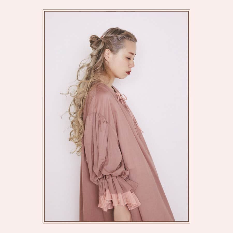 板橋よしえさんのインスタグラム写真 - (板橋よしえInstagram)「CLASSIC DOLLY ・ ▪VOLUME SLEEVE DRESS BEIGE ▪MY LITTLE CANDY CLEAR RIBBON BAG BROWN  #candystripper #candystripper_magazine」5月18日 17時58分 - candy_yoshie