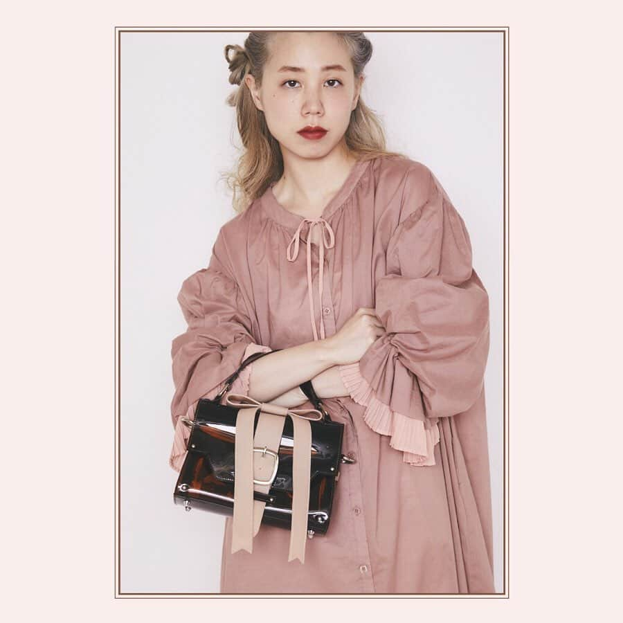 板橋よしえさんのインスタグラム写真 - (板橋よしえInstagram)「CLASSIC DOLLY ・ ▪VOLUME SLEEVE DRESS BEIGE ▪MY LITTLE CANDY CLEAR RIBBON BAG BROWN  #candystripper #candystripper_magazine」5月18日 17時58分 - candy_yoshie