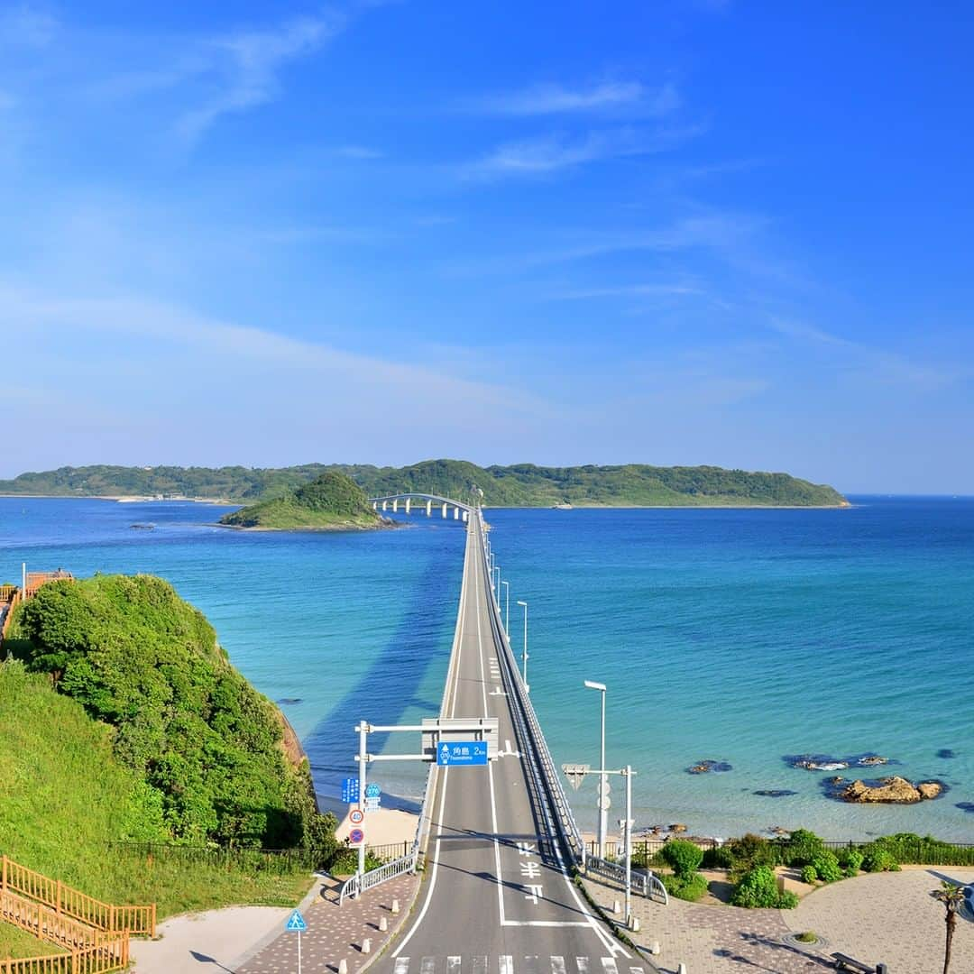 楽天トラベル さんのインスタグラム写真 - (楽天トラベル Instagram)「日本海に浮かぶ離島 #角島 とを結ぶ #山口県 にある #角島大橋 ✨ エメラルドグリーンからコバルトブルーへの美しい海面のグラデーションを橋の上から見る景色は圧巻👍🏻 . ********************** 📷フォトコンテスト開催中📷 旅先で出会った忘れられない絶景の写真に #楽天忘れられない絶景 をつけて投稿してね♪ 最優秀賞には3万円クーポンプレゼント😆 ********************** . #楽天トラベル #楽天  #rakutentravel #旅 #旅行 #旅に出よう #旅行好きな人と繋がりたい #travel #trip #日本 #japan #일본 #instagramjapan #IG_JAPAN #japantrip #山口」5月18日 18時00分 - rakutentravel