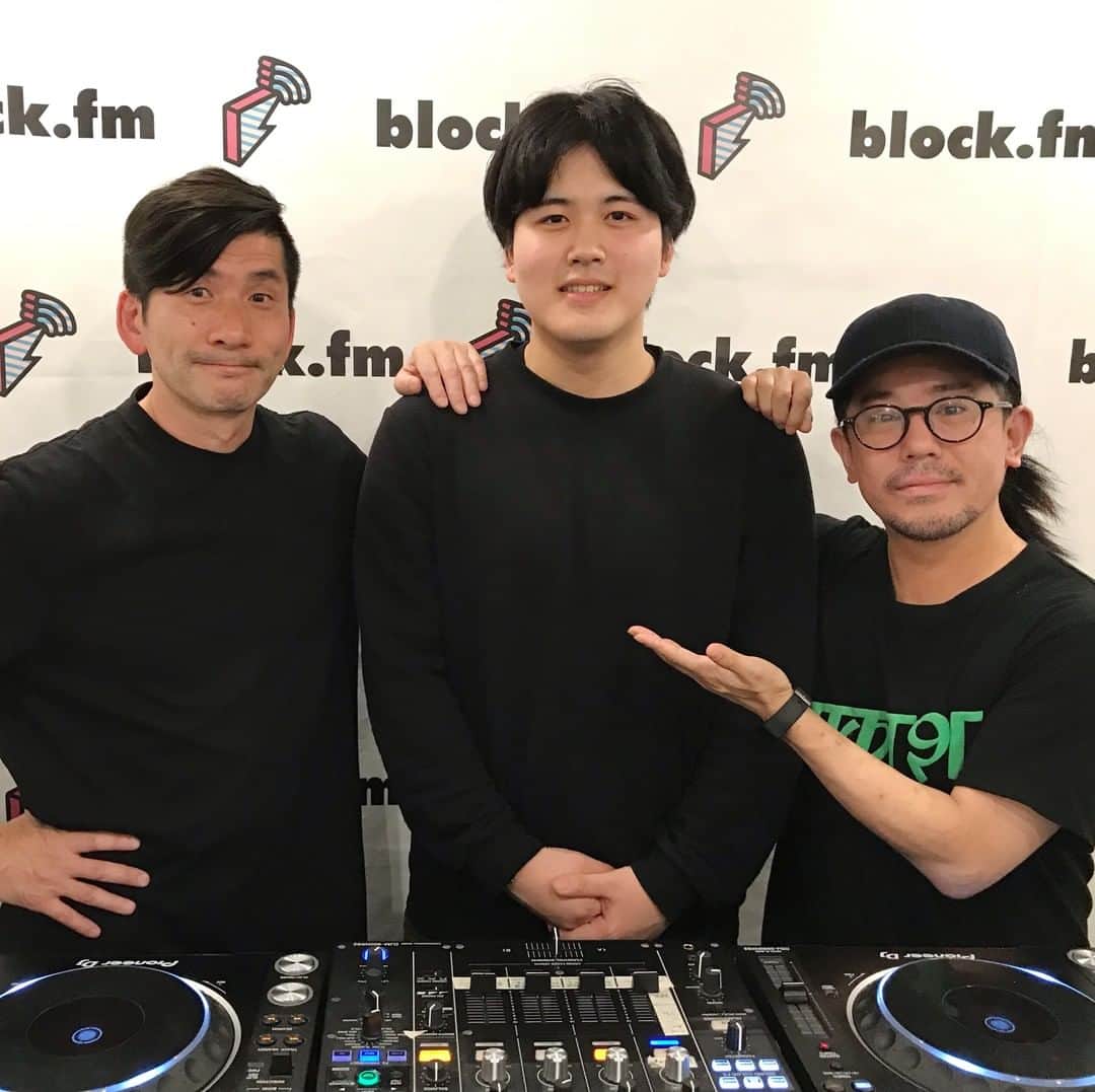 のインスタグラム：「radio REBOOTアーカイブ公開中📻⠀ 毎月第2火曜日に特集している radio REBOOT推奨の、シーンで活躍する若手DJをお呼びして紹介するコーナー Dig The New Breed に Yuichi Uchibayashi が登場🙌 ⠀ @qhey と @djtakami とのトークセッションに注目✨彼のDJ MIXもblock.fmにて公開中🔥⠀ #radio_REBOOT #blockfm #yuichiuchibayashi #qhey #takami #reboot @yuichi_727⠀ 番組ページ、アーカイブ視聴は Linkin.bio にて⠀」