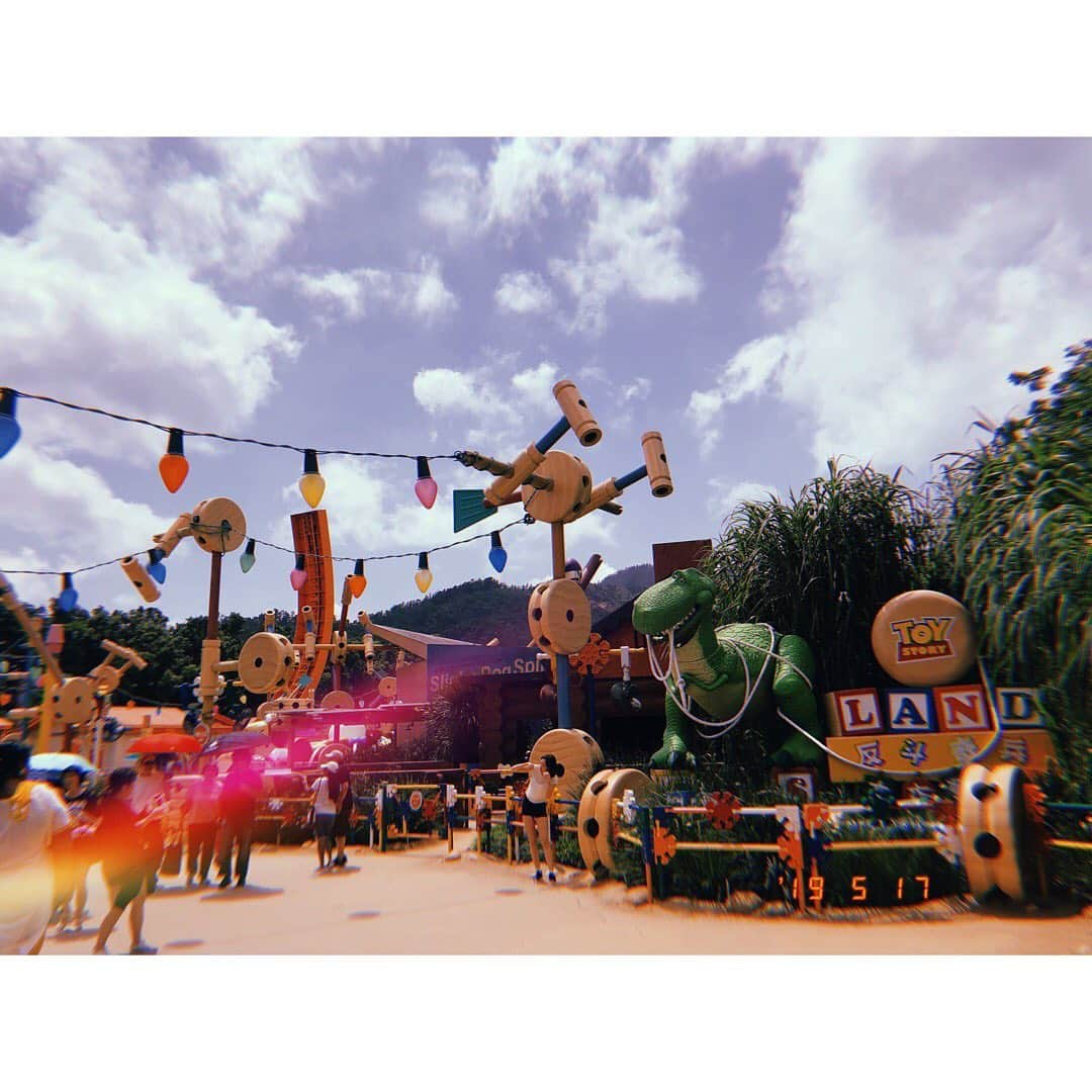 松井貴香さんのインスタグラム写真 - (松井貴香Instagram)「- - Hong Kong Disney🏰❤️ - - 小さい時ぶりだったから楽しかったー！ - #0518 #香港 #香港ディズニーランド  #トイストーリー #マーベル #アントマン #人少なくて最高 #でも暑かったぁぁぁぁ #hongkong #hongkongdisneyland  #disneyland  #antman  #marvel  #toystory  #fun #me #smile #followme  #like4like  #instagood」5月18日 18時05分 - kiko414_m