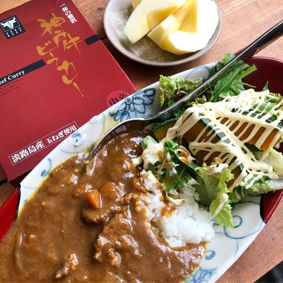 新井恵理那さんのインスタグラム写真 - (新井恵理那Instagram)「土曜のお昼はやっぱりカレーが食べたくなって(o^^o)先日、神戸で友人の結婚式に参列したときに自分へのお土産で買ってみた高級レトルトカレーを食べました！お肉が柔らかくてコクのあるお味…たまの贅沢、至福のときでした〜♪今夜もがんばります！ #ラブヒッツ #カレー #神戸牛 #結婚式」5月18日 18時06分 - elina_arai