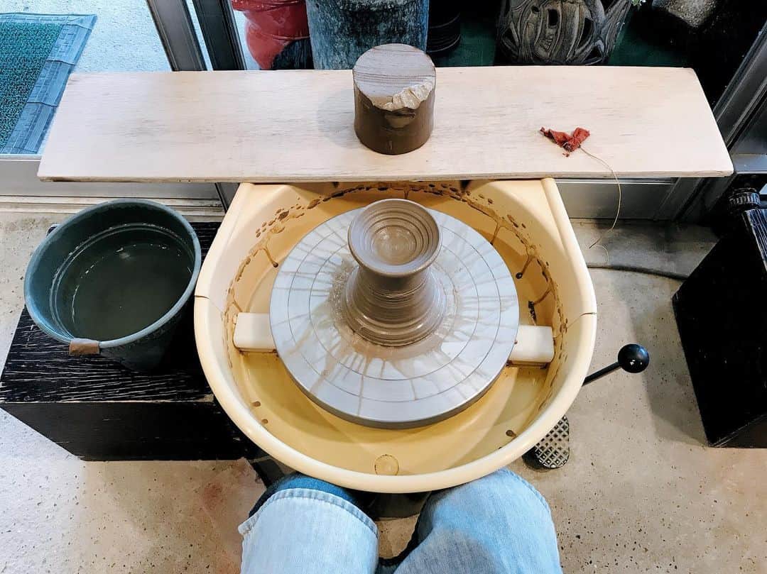 石川文菜さんのインスタグラム写真 - (石川文菜Instagram)「. . . . ちーこちゃん @chiii_ko0 と一緒に、陶器で有名な滋賀県 信楽にて陶芸体験をしてきました✨ . . 作り方を教わり、自分の手で理想の物を作り上げるのは難しく、最初は呼吸するのを忘れるくらいでした(笑) . . ひとつ作ると何となくコツが掴めて、あれよあれよと3kgの土で5点も出来たw . . . 内、4点に決め、1ヶ月後の完成を待つばかり！ . . . かなり楽しかったからまたやりたい🥳 . #pic #photo #滋賀県 #信楽 #信楽焼き #陶芸 #陶芸体験 #体験 #オン眉 #ボブ #インナーカラー #wカラー」5月18日 18時08分 - bun0404