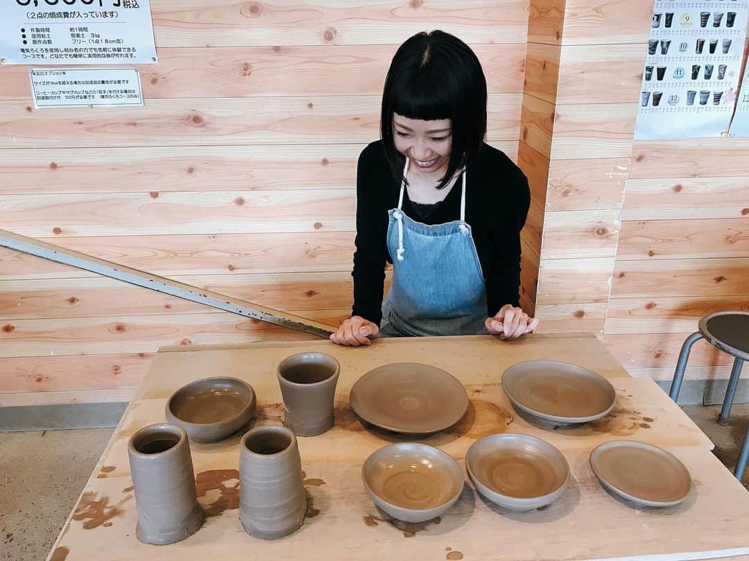 石川文菜さんのインスタグラム写真 - (石川文菜Instagram)「. . . . ちーこちゃん @chiii_ko0 と一緒に、陶器で有名な滋賀県 信楽にて陶芸体験をしてきました✨ . . 作り方を教わり、自分の手で理想の物を作り上げるのは難しく、最初は呼吸するのを忘れるくらいでした(笑) . . ひとつ作ると何となくコツが掴めて、あれよあれよと3kgの土で5点も出来たw . . . 内、4点に決め、1ヶ月後の完成を待つばかり！ . . . かなり楽しかったからまたやりたい🥳 . #pic #photo #滋賀県 #信楽 #信楽焼き #陶芸 #陶芸体験 #体験 #オン眉 #ボブ #インナーカラー #wカラー」5月18日 18時08分 - bun0404