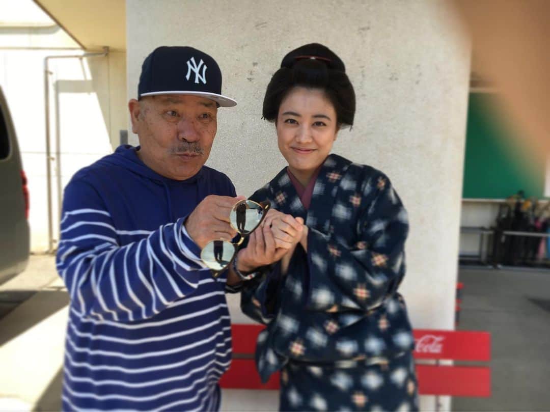 福田沙紀さんのインスタグラム写真 - (福田沙紀Instagram)「明日、水戸黄門2が放送なので オフショット。 京都の太秦の撮影所にて。 映画、火天の城でお世話になりました、安藤さん。  そして、その後も、 たとえ作品が違っても、 必ず会ってくださる安藤さん♡ いつお会いしても、元気な声で、そして優しい笑顔で迎えてくださる安藤さん。 私の嬉しそうな顔^^ 撮影で長い時間を過ごした京都は いつもと変わらないトーンで"おかえり""いつ来たん〜？"と迎えてくださる場所で 温かく、大好きな場所。#照明技師#大好きです！」5月18日 18時10分 - sakifukuda_official