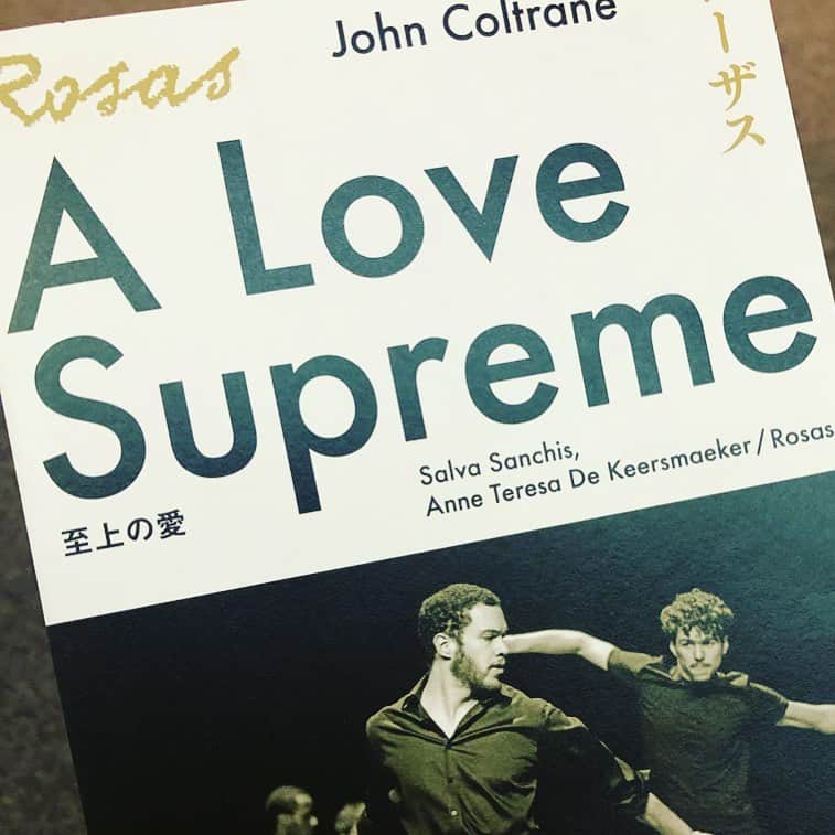 ひうらさとるのインスタグラム：「ローザス「A Love Supreme」京都経由で名古屋まで観に行ったけど、良かったー。 ダンサーが段々楽器とか音符に見えてくる舞台だったわ。 #rosas #alovesupreme」