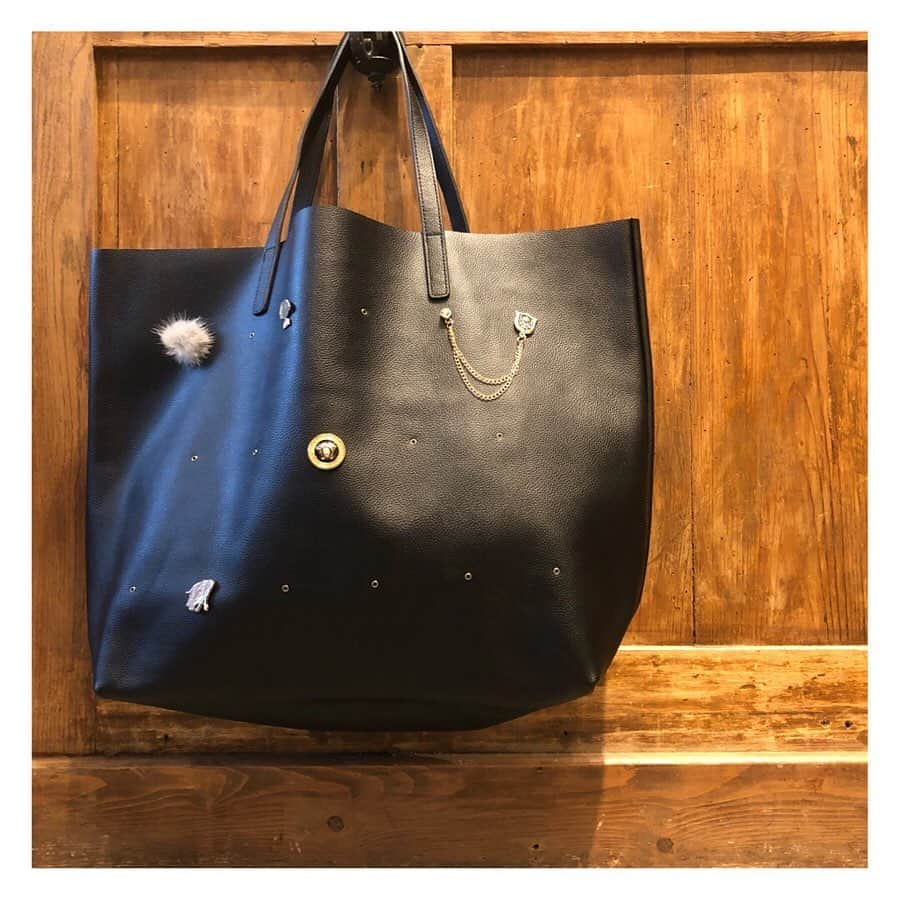 BEARDSLEY offcial instagramさんのインスタグラム写真 - (BEARDSLEY offcial instagramInstagram)「好きな位置に、好きなものを。 . bag ¥26,000+TAX （ピンブローチ付） . . . #beardsley #2019ss #leather #bag #brooch #ビアズリー #レザーバッグ #モノトーン #ピンブローチ」5月18日 18時12分 - beardsley.pr