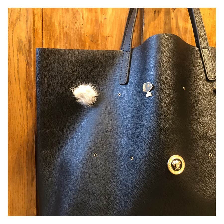 BEARDSLEY offcial instagramさんのインスタグラム写真 - (BEARDSLEY offcial instagramInstagram)「好きな位置に、好きなものを。 . bag ¥26,000+TAX （ピンブローチ付） . . . #beardsley #2019ss #leather #bag #brooch #ビアズリー #レザーバッグ #モノトーン #ピンブローチ」5月18日 18時12分 - beardsley.pr
