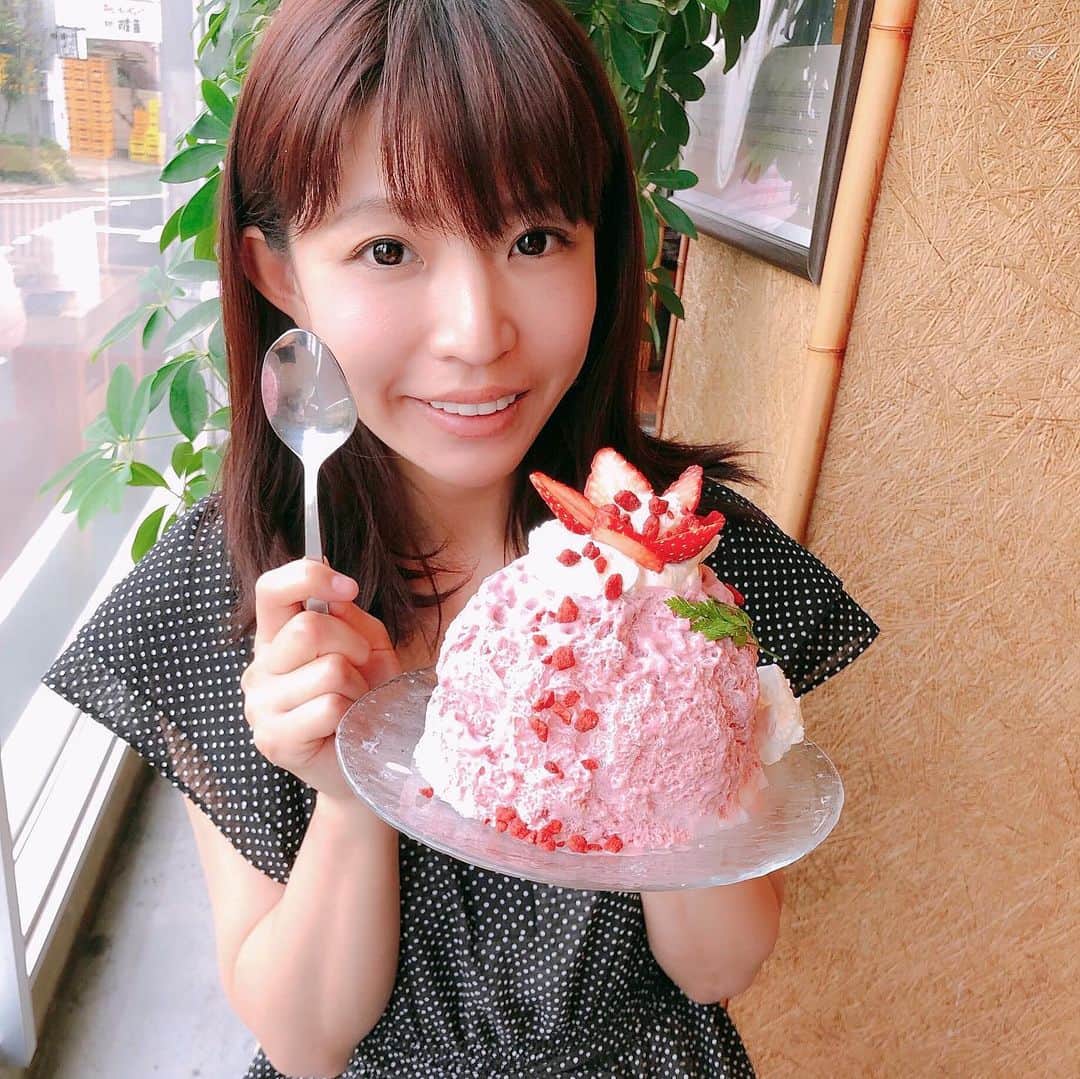 熱田久美さんのインスタグラム写真 - (熱田久美Instagram)「数年越しに念願の場所へ行けました✨ @wa_kitchen_kanna へ🍧 待ち時間は20分くらいだったかなー🥺？ 悩んだ末に、今日の気まぐれシロップの中から《rosa》を選びました☡✍︎(4枚目にkksメニュー📃) rosa⇒フランボワーズヨーグルト、苺レアチーズ、マスカルポーネ🍓 ・ 氷には貴重な「#松月氷室 」の氷を使用しているとか！ふわっふわだったー！！！ 氷だから、カロリー0👍🏼‪笑 ・ 実はかき氷の前に【黒カレー】も頼んでシェアしたんだけど、こちらもまさかの美味しさ🍛コクがあって辛味さもほどよく！洋食店のカレーといった上品な味でした🔥 ・ #かき氷 #かきごーらー #かき氷🍧  #アイス #かきごおりすと #かき氷好きな人と繋がりたい  #東京かき氷 #東京 #三宿 #渋谷 #夏 #和kitchenかんな  #フランボワーズ #ヨーグルト  #いちご #レアチーズ #マスカルポーネ  #インスタ映え #かき氷巡り #日光 #天然氷 #カレー #ランチ #カフェ #女子会  #카페 #스윗츠 #런치 #좋아요」5月18日 18時15分 - kuumi1125