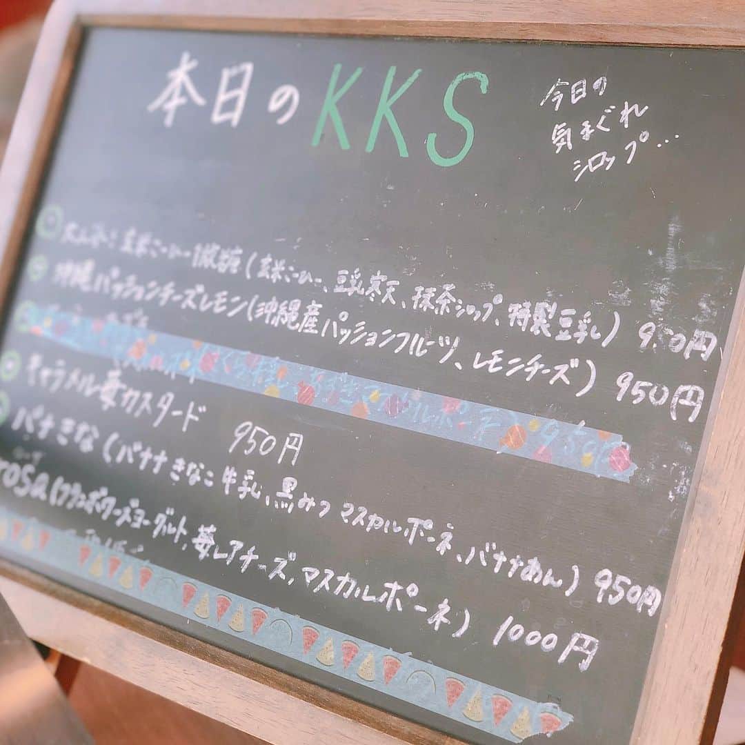 熱田久美さんのインスタグラム写真 - (熱田久美Instagram)「数年越しに念願の場所へ行けました✨ @wa_kitchen_kanna へ🍧 待ち時間は20分くらいだったかなー🥺？ 悩んだ末に、今日の気まぐれシロップの中から《rosa》を選びました☡✍︎(4枚目にkksメニュー📃) rosa⇒フランボワーズヨーグルト、苺レアチーズ、マスカルポーネ🍓 ・ 氷には貴重な「#松月氷室 」の氷を使用しているとか！ふわっふわだったー！！！ 氷だから、カロリー0👍🏼‪笑 ・ 実はかき氷の前に【黒カレー】も頼んでシェアしたんだけど、こちらもまさかの美味しさ🍛コクがあって辛味さもほどよく！洋食店のカレーといった上品な味でした🔥 ・ #かき氷 #かきごーらー #かき氷🍧  #アイス #かきごおりすと #かき氷好きな人と繋がりたい  #東京かき氷 #東京 #三宿 #渋谷 #夏 #和kitchenかんな  #フランボワーズ #ヨーグルト  #いちご #レアチーズ #マスカルポーネ  #インスタ映え #かき氷巡り #日光 #天然氷 #カレー #ランチ #カフェ #女子会  #카페 #스윗츠 #런치 #좋아요」5月18日 18時15分 - kuumi1125