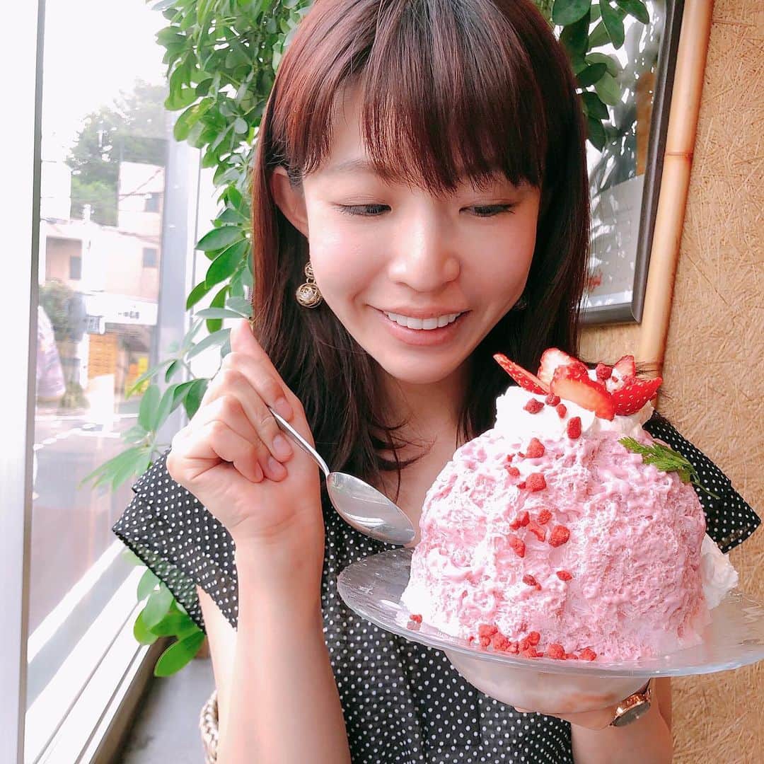 熱田久美さんのインスタグラム写真 - (熱田久美Instagram)「数年越しに念願の場所へ行けました✨ @wa_kitchen_kanna へ🍧 待ち時間は20分くらいだったかなー🥺？ 悩んだ末に、今日の気まぐれシロップの中から《rosa》を選びました☡✍︎(4枚目にkksメニュー📃) rosa⇒フランボワーズヨーグルト、苺レアチーズ、マスカルポーネ🍓 ・ 氷には貴重な「#松月氷室 」の氷を使用しているとか！ふわっふわだったー！！！ 氷だから、カロリー0👍🏼‪笑 ・ 実はかき氷の前に【黒カレー】も頼んでシェアしたんだけど、こちらもまさかの美味しさ🍛コクがあって辛味さもほどよく！洋食店のカレーといった上品な味でした🔥 ・ #かき氷 #かきごーらー #かき氷🍧  #アイス #かきごおりすと #かき氷好きな人と繋がりたい  #東京かき氷 #東京 #三宿 #渋谷 #夏 #和kitchenかんな  #フランボワーズ #ヨーグルト  #いちご #レアチーズ #マスカルポーネ  #インスタ映え #かき氷巡り #日光 #天然氷 #カレー #ランチ #カフェ #女子会  #카페 #스윗츠 #런치 #좋아요」5月18日 18時15分 - kuumi1125