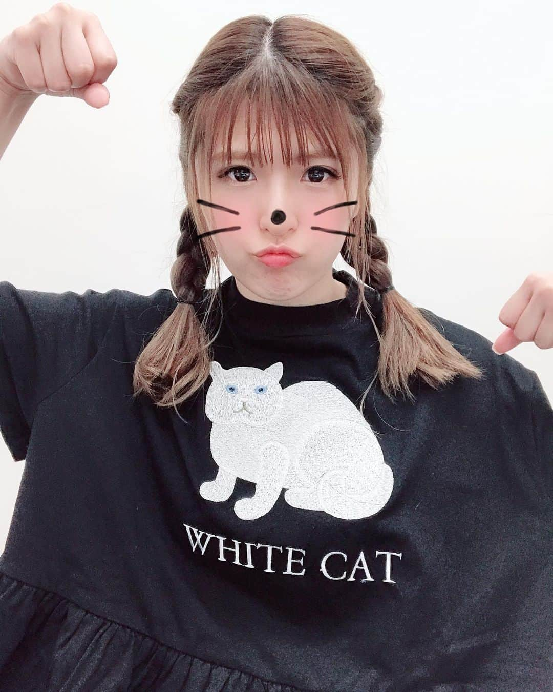 プー・ルイさんのインスタグラム写真 - (プー・ルイInstagram)「今日1日マネージャーさんから ダサいといじられてたww white catです🐱  #whitecat #白猫 #ダサい」5月18日 18時28分 - pour_lui0820