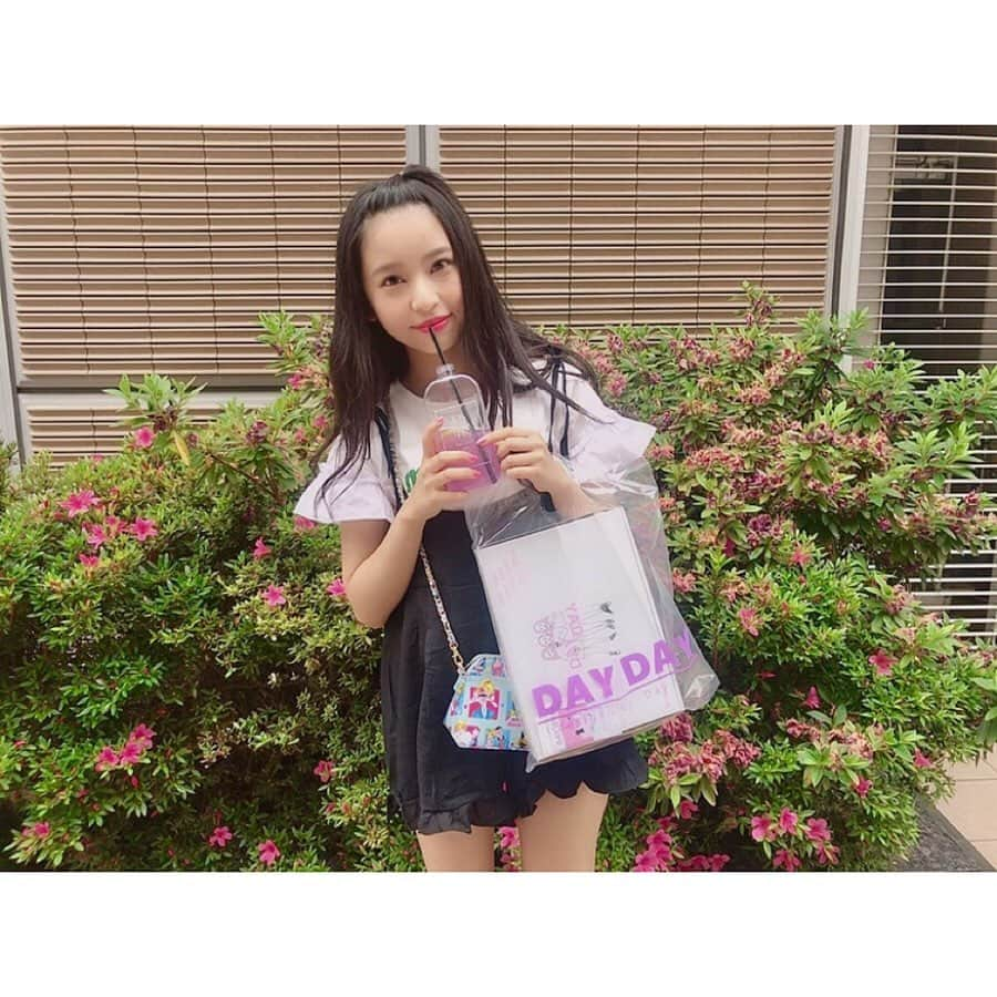 山尾梨奈さんのインスタグラム写真 - (山尾梨奈Instagram)「🌹#mashola  2日間限定で#daydayseoul のPOP UP中なので Tシャツとコラボドリンクを ステッカーも全部GETしました！ . オーナーさんに初めてお会い出来たんですが ARUPAKAのこと知って下さってて、 お店に置いて良いって言って下さったよ（笑） お世話になれる日を夢見て頑張ります #kyoto #京都カフェ #河原町カフェ #推し京都 #arupaka」5月18日 18時21分 - yamarina_1210