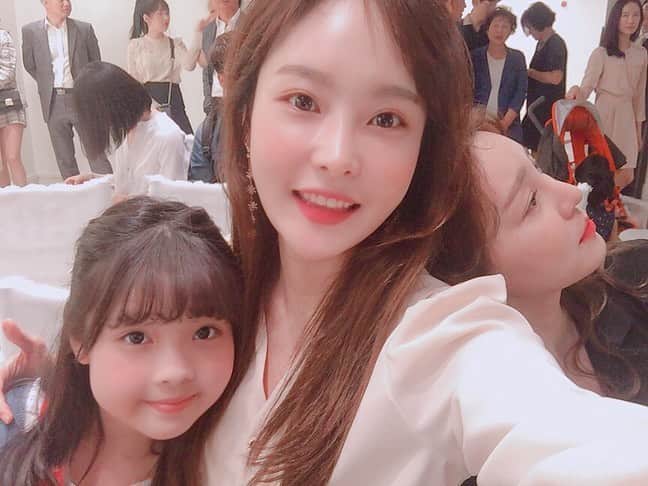 ハ・ウンジンのインスタグラム：「승현이 장가가는 날🎊 귀녀언니랑 우리 다람쥐 열매랑❣️지나언니 시준오빠랑 축가 미션도 성공적으로(?) ㅋㅋㅋ 마무리. 달달달달 너무 떨렸다구우😨 #용왕님보우하사」