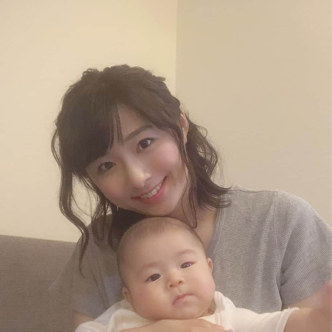 今井美穂さんのインスタグラム写真 - (今井美穂Instagram)「今日は結婚式にお呼ばれだったので、﻿ 息子はパパにお願いしました😊﻿ ﻿ ５時間ほど離れていたのですが、﻿ ものすごく大変だったみたい😂﻿ 哺乳瓶替えてみたけど﻿ あまりミルクも飲んでくれないようで﻿ 帰ってきたら泣き疲れた息子が😭﻿ ﻿ 早速おっぱいでご機嫌に。。。💕笑﻿ 沢山喋って﻿ 最後にはお○らのサービスまで😍💦笑﻿ ﻿ ﻿ 母乳とミルクの併用﻿ どうしたらうまくいくのかなぁ😭﻿ ﻿ #育児日記﻿ #男の子ママ#息子#生後3ヶ月 #育児の悩み」5月18日 18時36分 - imaimiho1209