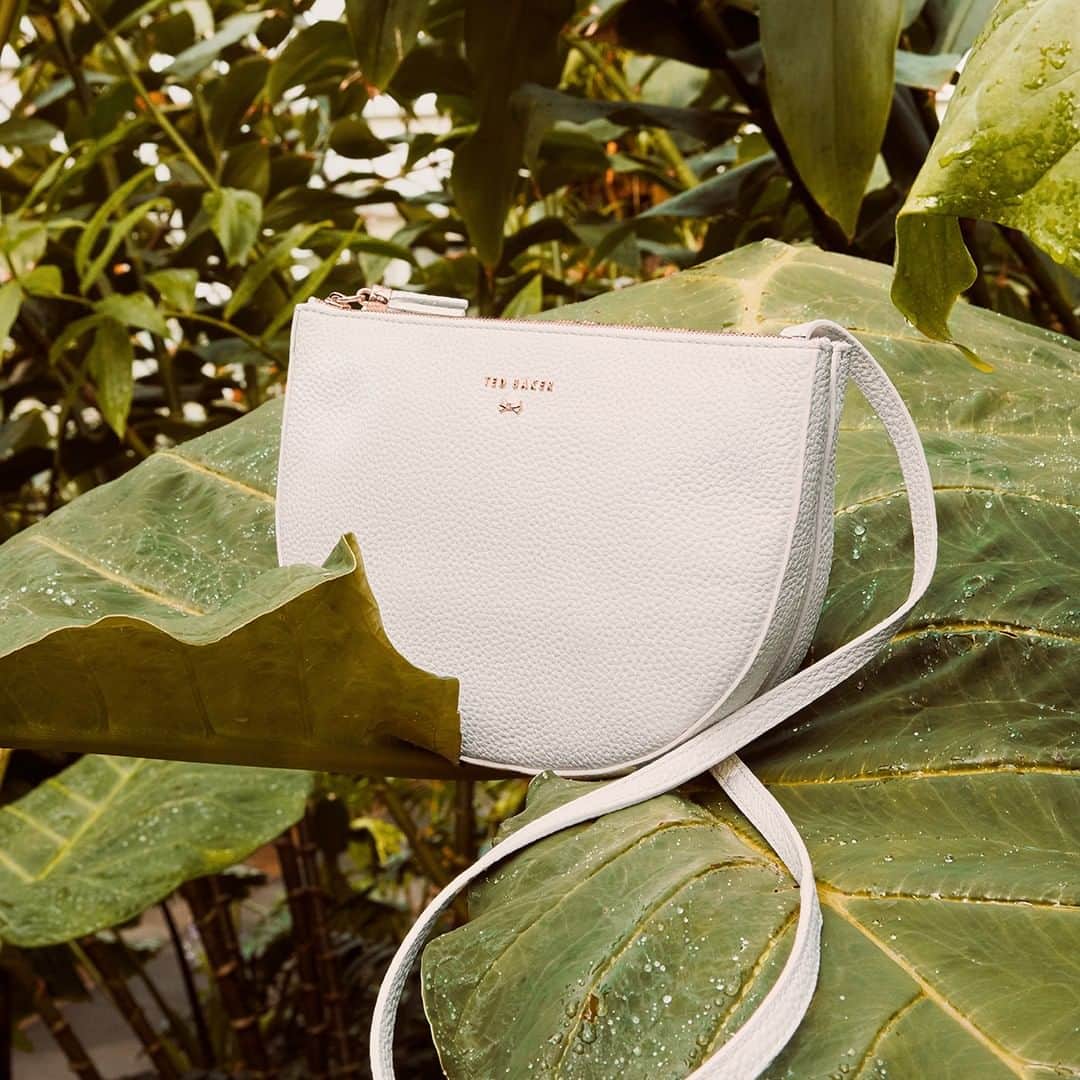 Ted Bakerさんのインスタグラム写真 - (Ted BakerInstagram)「It's all white with SUZZANE. (Leather semi-circle double zip bag: SUZZANE)」5月18日 18時30分 - tedbaker