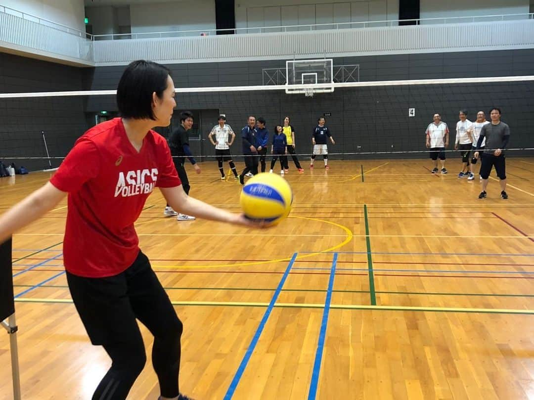 大山加奈さんのインスタグラム写真 - (大山加奈Instagram)「. . 太陽工業バレーボール練習会 . 本日は広島にて開催‼︎ . . 人数が少なかったので  今日はわたしもコートにIN レアですよー笑。 . . とにかくみなさん パワーがあって元気で 楽しい練習会でした‼︎ . . 一緒に汗流しながら ひとつのボールを繋ぐことで 普段の業務の中だけでは なかなか縮まらない心の距離が 縮まっているような気がしています‼︎ . . みなさんと一緒にバレーボールができて 本当に嬉しい‼︎ . . 今後も楽しみです😊‼︎ . . #太陽工業 #バレーボール練習会」5月18日 18時33分 - kanaoyama0619