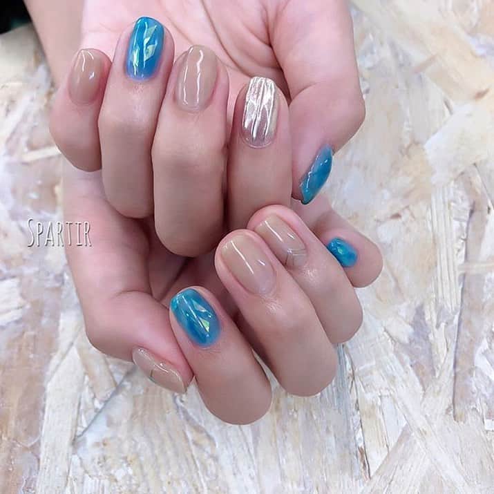 Locariのインスタグラム：「ブルーネイルで気分も爽やかに♪ 次のネイルデザインに迷ったら@spartir_nailsalon さんのインスタをぜひチェックしてみてください♡ ・ ・ photo by @spartir_nailsalon  さん ・ ・  #ネイル #ネイルデザイン#シルバーネイル＃ベージュネイル#  #ネイルサロン #シンプルネイル #ネイルアート #セルフネイル #マニキュア #ポリッシュ #ネイルポリッシュ #ネイルカラー #マニキュア #プチプラネイル #大人ネイル #セルフネイル#セルフネイル部 #ロカリネイル」
