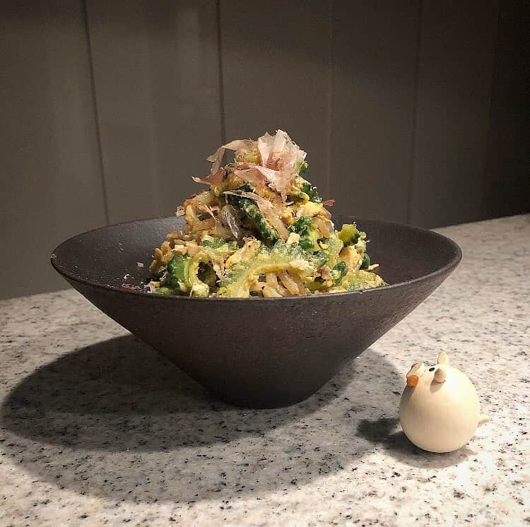 榊山敬代のインスタグラム：「🍳… ・ 今週の  おいしかった お家ごはんは  ゴーヤチャンプルの巻  この日は  ゴーヤともやしとニラとたまごで ちゃんぷるちゃんぷるできあがり  仕上げにふかふかな鰹節と 隠し味に黒七味でピリりと  #また食べたい  さてきょうは 髪さまカットの日  前髪の長さがまだ迷い中なこの頃で きょうは少し短めにカットしてみて  どうかなと…🙄 きりすぎたかな  #前髪パッツン むつかしぃ  午後は１週間分の食材たちを 色々購入しまして清めまして 冷蔵庫さんととのえる土曜日 かたわら土鍋でご飯も炊いて ラップして冷凍完了の巻  さて夕方は もう一軒のとあるサロンへ 🏃‍♀️… ・ ・ ・ ・ ・ ・ 🌸" 作品展示情報… ・ 『第7回 郷さくら美術館 桜花賞展』 … 会場：郷さくら美術館 ・ 「郷さくら美術館　桜花賞」展は、「桜」を描いた現代日本画を多くの方々にご覧頂き、日本画の素晴らしさを再発見してもらうことを目的とした展覧会です。今回もこれからの活躍がますます期待される日本画家31名が、日本美術でおなじみの「桜」という大変難しいモチーフを相手に、それぞれの持ち昧を生かした個性的な素晴らしい桜の絵画に仕上げています。現代日本画家たちの個性を、豊かな桜花の美しさを、どうぞお楽しみください。  東京都目黒区上目黒1-7-13　 TEL：03-3496-1771  東急東横線、東京メトロ日比谷線 中目黒駅より徒歩５分 ◼︎詳しくはホームページをご覧ください … ・ ・  #dinner #夕食  #おうちごはん #おうちディナー #おうちのみ #しゅわしゅわ #スッキリ #しゅわしゅわと共に #ゴーヤチャンプル #ゴーヤ #お肉 #meat #豚肉  #pork #Japanese #food #おもいつき #創作料理 #artist #cooking #日本画家 の#お料理こんなもん #夏レシピ」