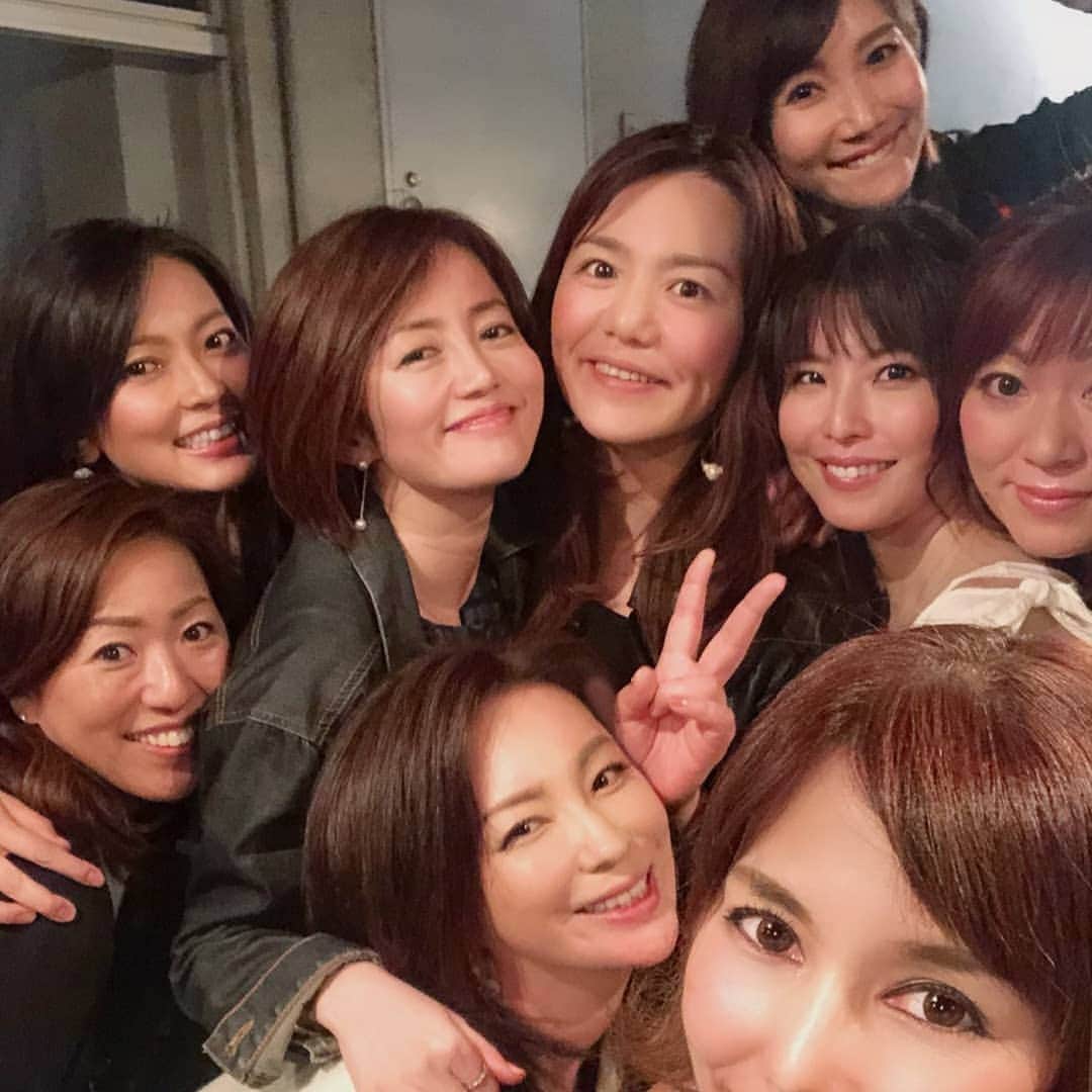 真山景子のインスタグラム：「お誕生日会 主役の二人おめでとー❕❕ #同級生 #なんだかんだ集まりたがる #みんなお酒好き」