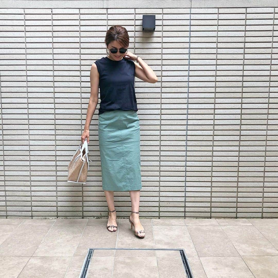 清水愛のインスタグラム：「#ootd . ノースリーブ解禁🌻🍉 でも思ったより暑くなかった本日のコーデ😅 . 最近コスメ熱が高まり、そちらに気を取られすぎて💄お洋服久しぶりに買いました😎 @estnation_jp のリネンスカートは、シンプルだし一見普通な感じだけど🙊 素材感とか、後ろに入ってる深めスリットがお気に入り💕←見えてませんが😂 . . #outfit #coordinate #fashion #今日のコーデ #シンプルコーデ #ママコーデ #ママファッション #enfas #morrow #biotop #hanes #estnation #gu #エンファス #ビオトープ #ヘインズ #エストネーション #ジーユー #リネン #リネンスカート #タイトスカート」