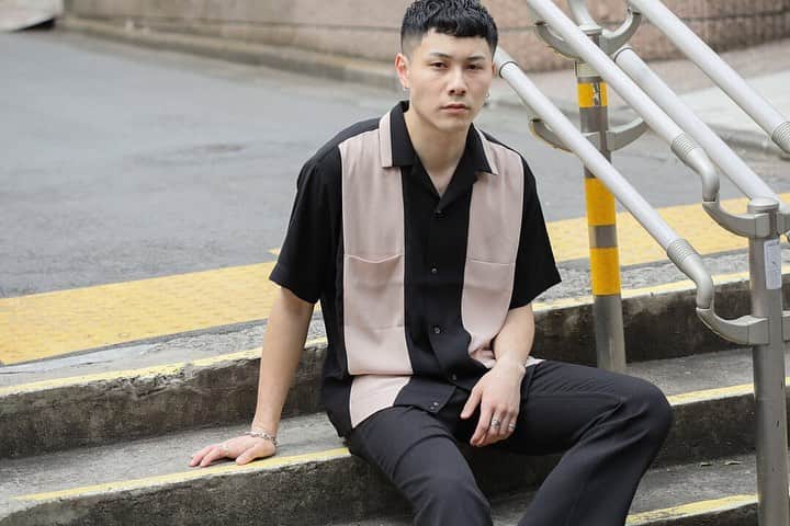 のインスタグラム：「﻿ New arrival !!﻿ ﻿ 男らしさ漂う50sスタイルの開襟シャツが登場しました。﻿ ﻿ 一枚で個性溢れるデザインが魅力。﻿ ﻿ いつものコーデに50年代ファッションを取り入れて、レトロで個性的なコーデが楽しめます。﻿ ﻿ ●Black Shirts ￥9,800+tax﻿ No.19051464614010﻿ ﻿ ●Reopard Shirts ￥12,800+tax﻿ No.19051464613010﻿ ﻿ ﻿ ﻿﻿﻿ Model staff instagram : @mu2o12 ﻿﻿ ﻿ #opencollarshirts﻿﻿﻿﻿﻿ #printedshirts﻿ #19ss﻿﻿﻿﻿﻿ #spring﻿﻿﻿﻿﻿ #summer﻿﻿﻿﻿﻿ #fashion﻿ #journalstandardrelume﻿﻿﻿﻿﻿ #relume﻿﻿﻿﻿﻿ #baycrews﻿﻿﻿﻿﻿ #開襟シャツ﻿﻿ #プリントシャツ﻿ #ジャーナルスタンダードレリューム﻿﻿﻿﻿﻿ #ベイクルーズ ﻿﻿ ﻿」