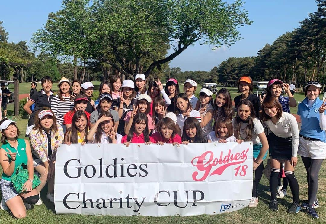 高沢奈苗さんのインスタグラム写真 - (高沢奈苗Instagram)「. 第3回GoldiesCharityCup⛳️ . 当日ハプニング諸々ありつつバタバタでしたが、無事に終わりました😝✨ . 109名とたくさんの方にご参加頂きました！ ありがとうございます😃💛 . . 今回はなんといってもスペシャルゲストの大西ライオンさんとのニアピンチャレンジが大いに盛り上がり、皆から楽しかったと言う声をたくさん聞けて嬉しかったです❣️ . パーティーの最後の最後まで盛り上げて下さって、大西さんには終始感動でした😂✨ . 至らない点も多々あり反省もたくさんありますが、また第4回も開催できるよう、Goldiesメンバーで力を合わせて頑張ります✊ . . お天気にも恵まれ、たくさんのゴルフ仲間に会えて楽しい1日でした💓 . . みんなと撮った写真もたくさん😊💛 . 朝から慌ただしくて、主催メンバー3人の写真がひとつもない🤣💦 . . . #ゴルディーズチャリティーカップ #ゴルフ #大西ライオン さん #golf #golfstagram #golfgirls #golfday  #golfstyle #golffashion #charity #goldieschartycup」5月18日 18時42分 - nanaetakasawa