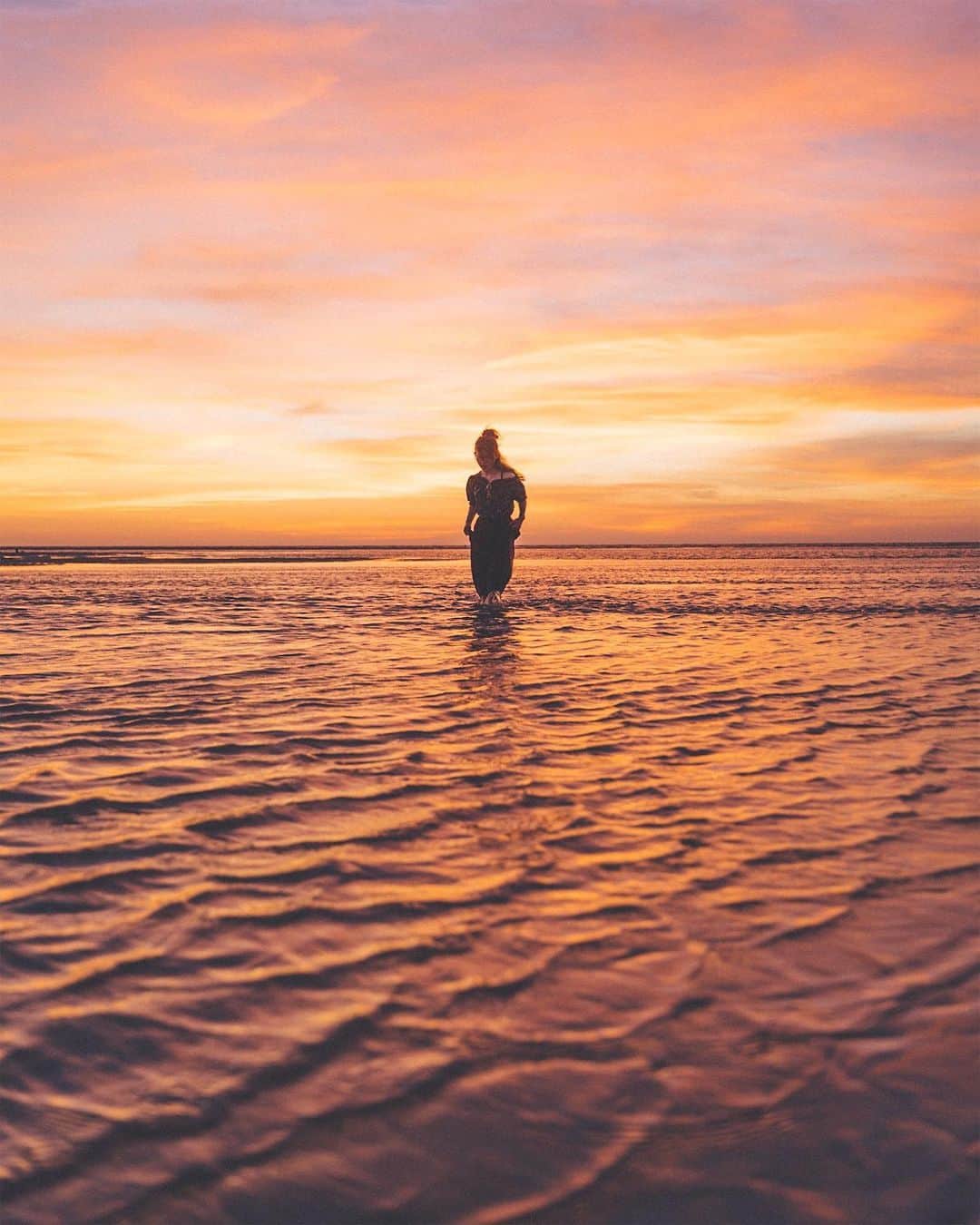 GENTAのインスタグラム：「Walk the sea at sunset🍊 ㅤ #マレーシア #ボルネオ島 #サバ州 #コタキナバル #sabahtourismjpn #sabahtourism #sponsored」